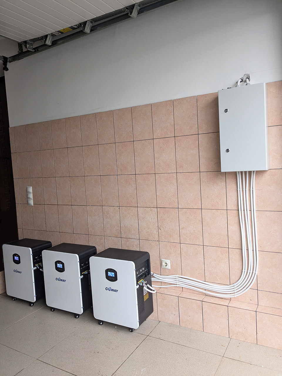 Три системы PowerWall Compact на стене частного дома